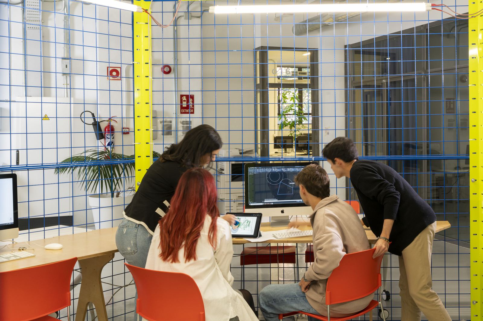 Studenti IED al lavoro in laboratorio