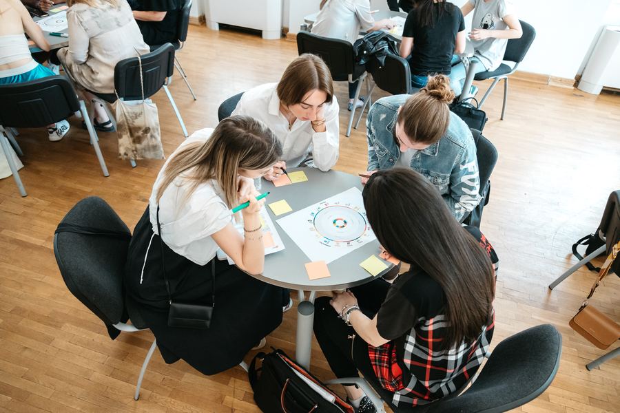 Studenti IED al lavoro su un progetto